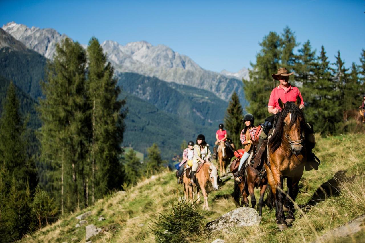 Hotel Fronza - Your Hike & Mountain Home Lutago Dış mekan fotoğraf
