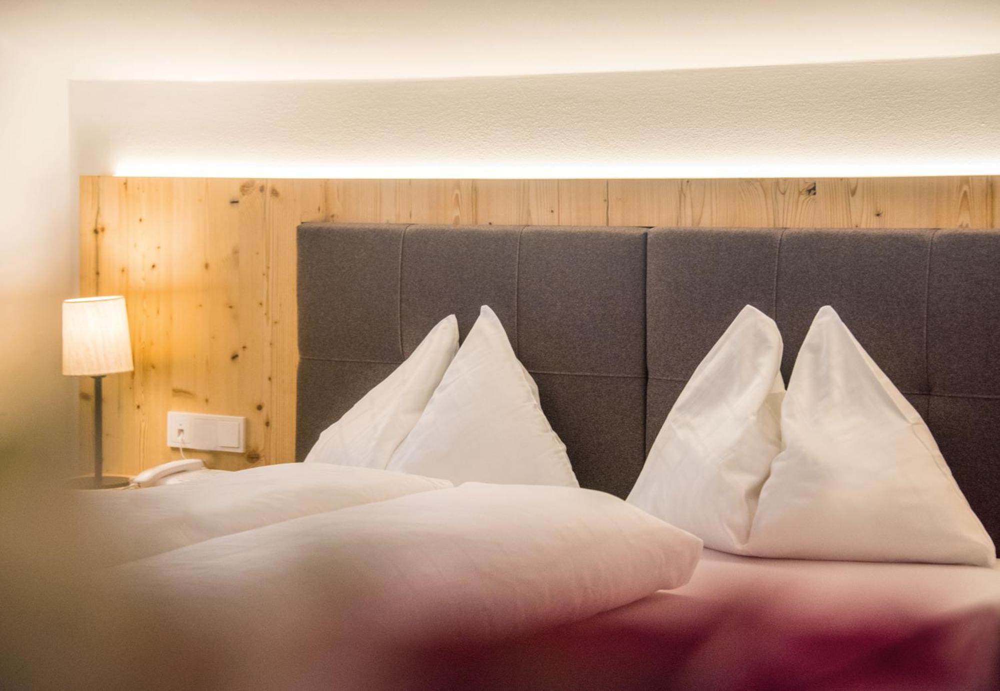 Hotel Fronza - Your Hike & Mountain Home Lutago Oda fotoğraf
